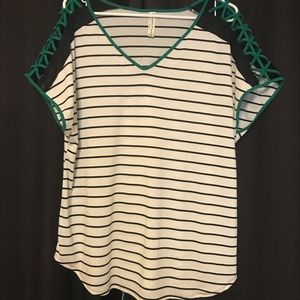 Short sleeve top. Striped. Green laces.